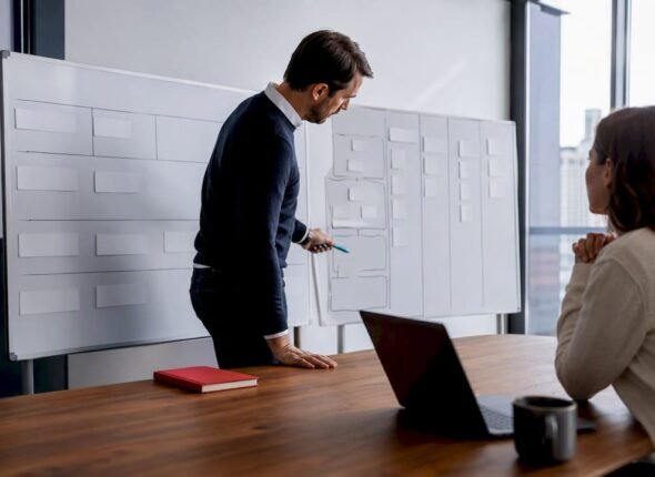 Project manager comparing stage and iteration planning